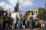 Tourismuschefin Gabriele Weishäupl durfte dirigieren (Foto: Martin Schmitz)